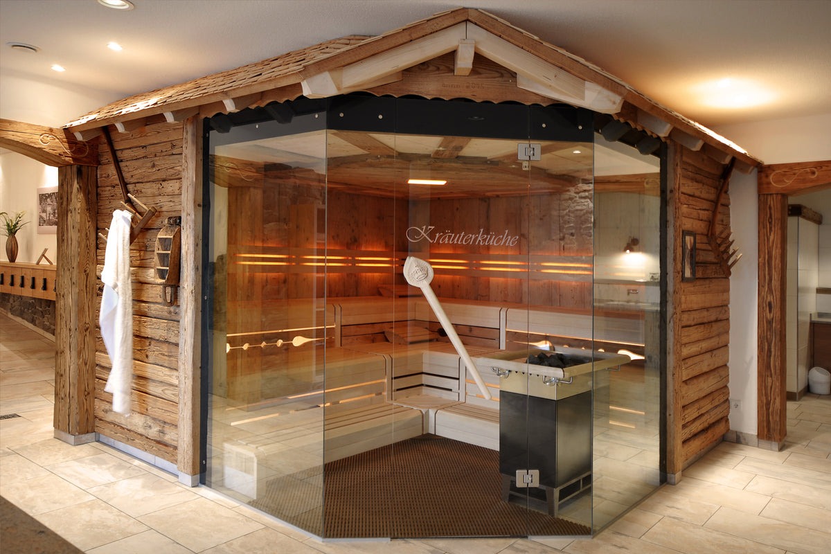 Gewerbliches Wellnessprojekt in Wiechs, Biosauna – Kräuterküche, Zwischenbankverblendung aus Brettern mit „Laubenmuster“, Rückenlehnenbeleuchtung
