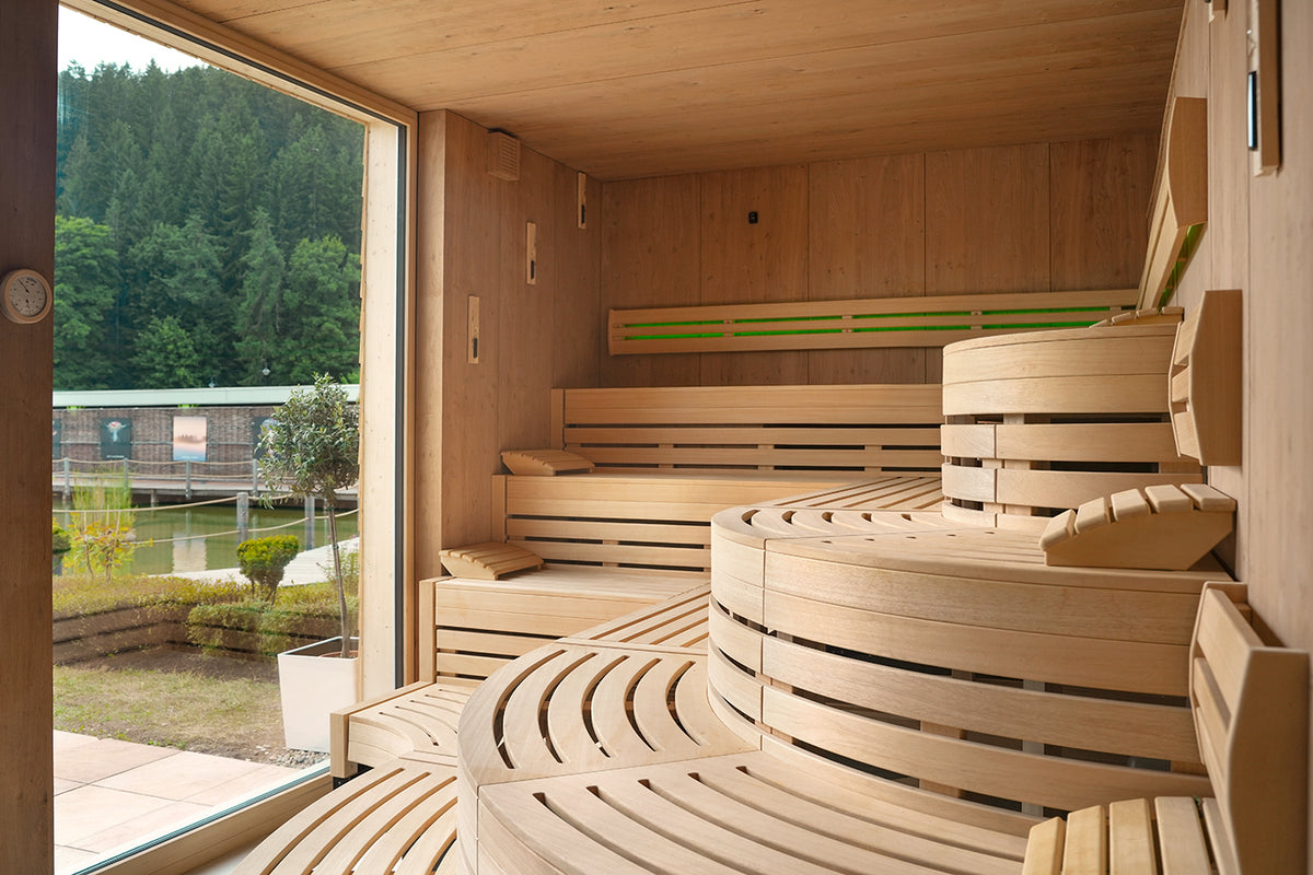 Badeparadies Titisee-
Neustadt, Referenzbeispiel Biosauna  mit gerundeten Saunabänken und integriertem Panoramafenster